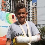 Por um descuido, Kauan quebrou o braço no parque do prédio em que mora.