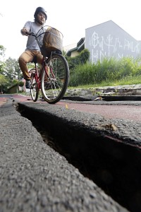 Kaue já teve a bicicleta quebra com o buraco na ciclovia.