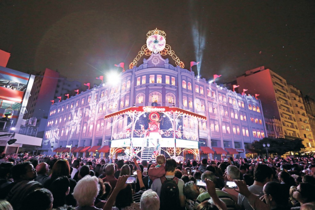 Rua XV é palco do coral natalino mais famoso da capital. Foto: Hugo Harada