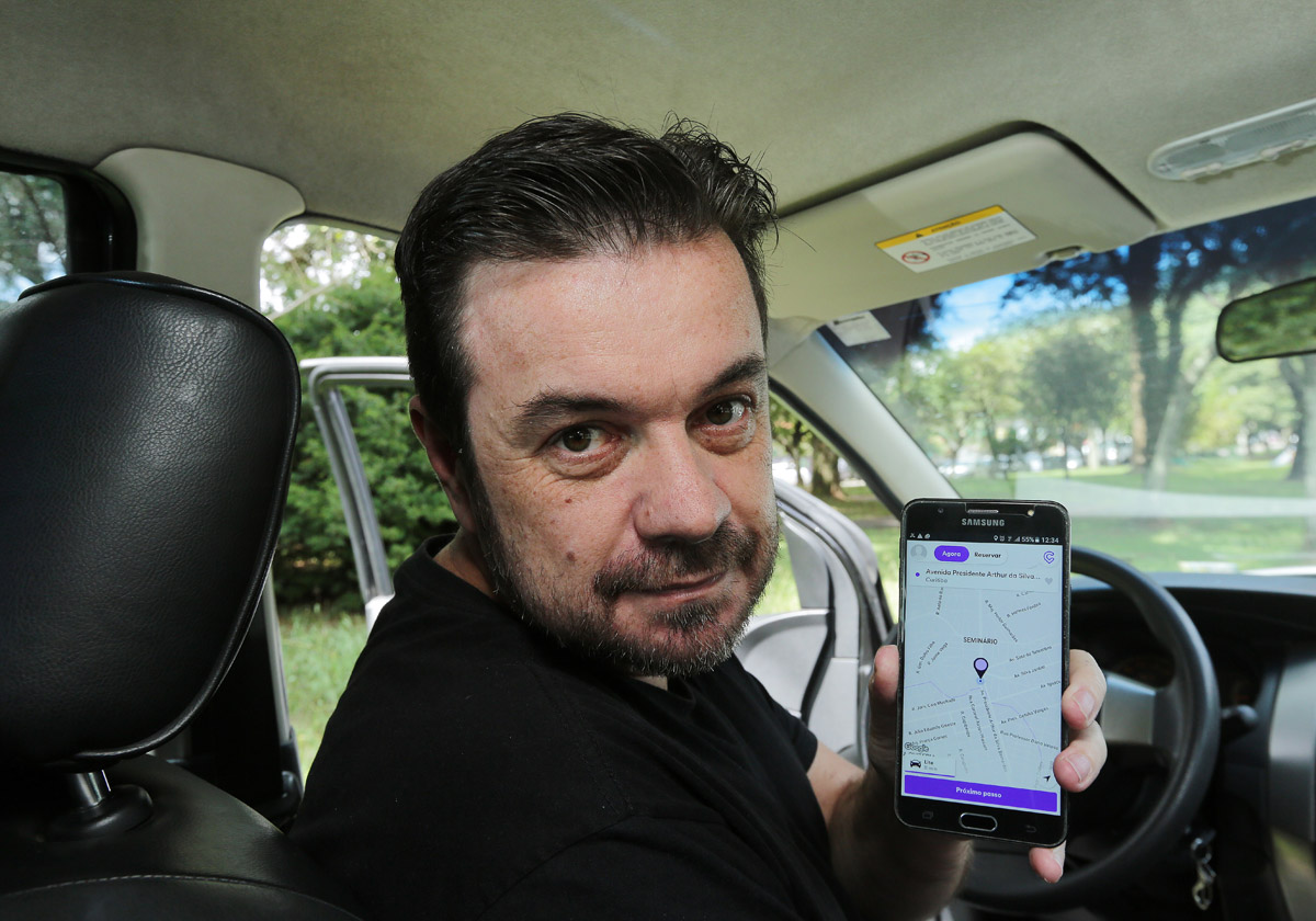 Fabiano presta serviços para a Uber e busca cadastramento no Cabify. Foto: Giuliano Gomes