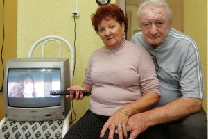 De vez em quando, Álvaro e Márcia assistem na TV de tubo, que pega bem. Foto: Giuliano Gomes