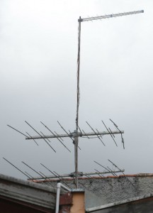 TVs antigas precisam de uma antena externa. Foto: Giuliano Gomes
