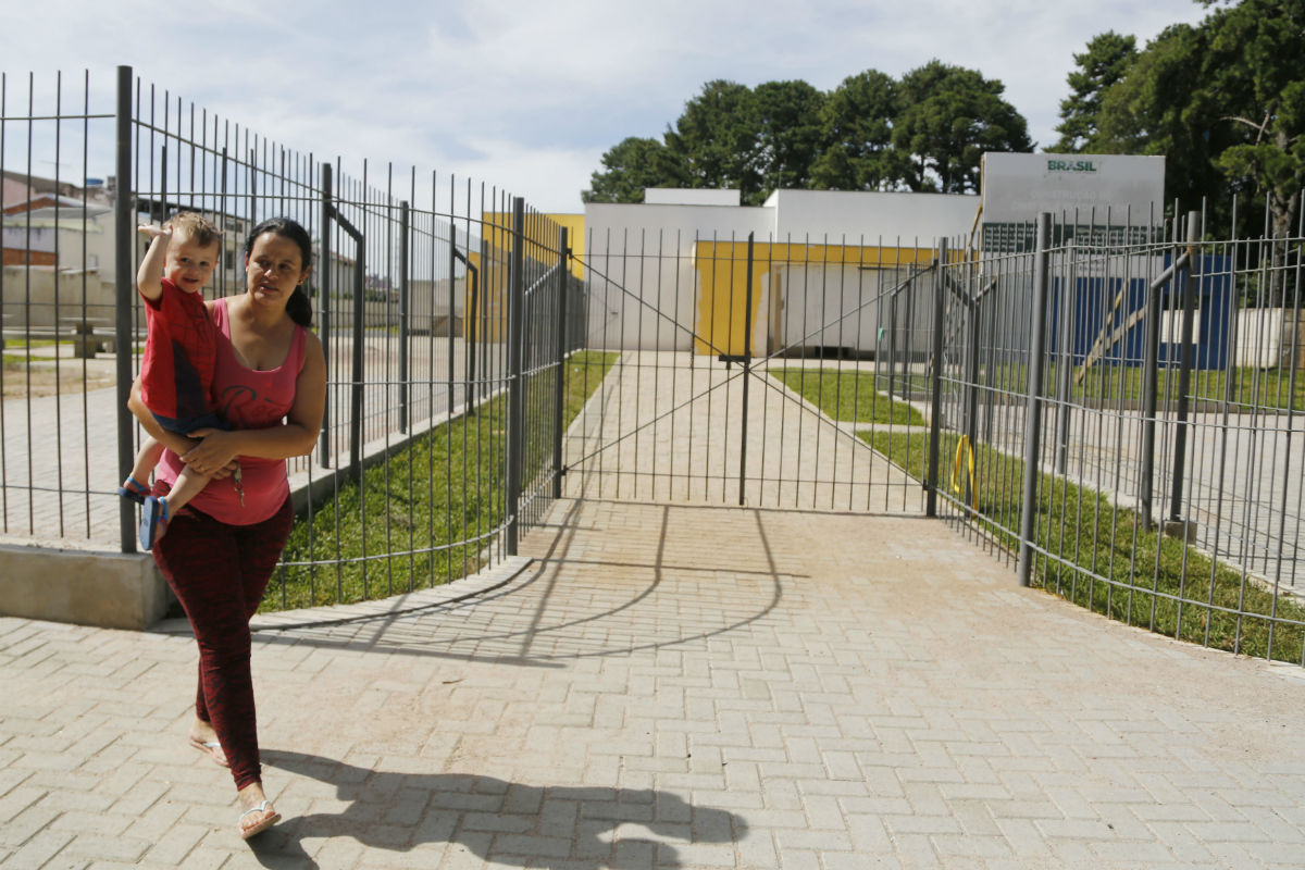 Enquanto a creche não abre as portas, Sheila precisa cuidar do filho João e não consegue buscar emprego. Foto: Felipe Rosa