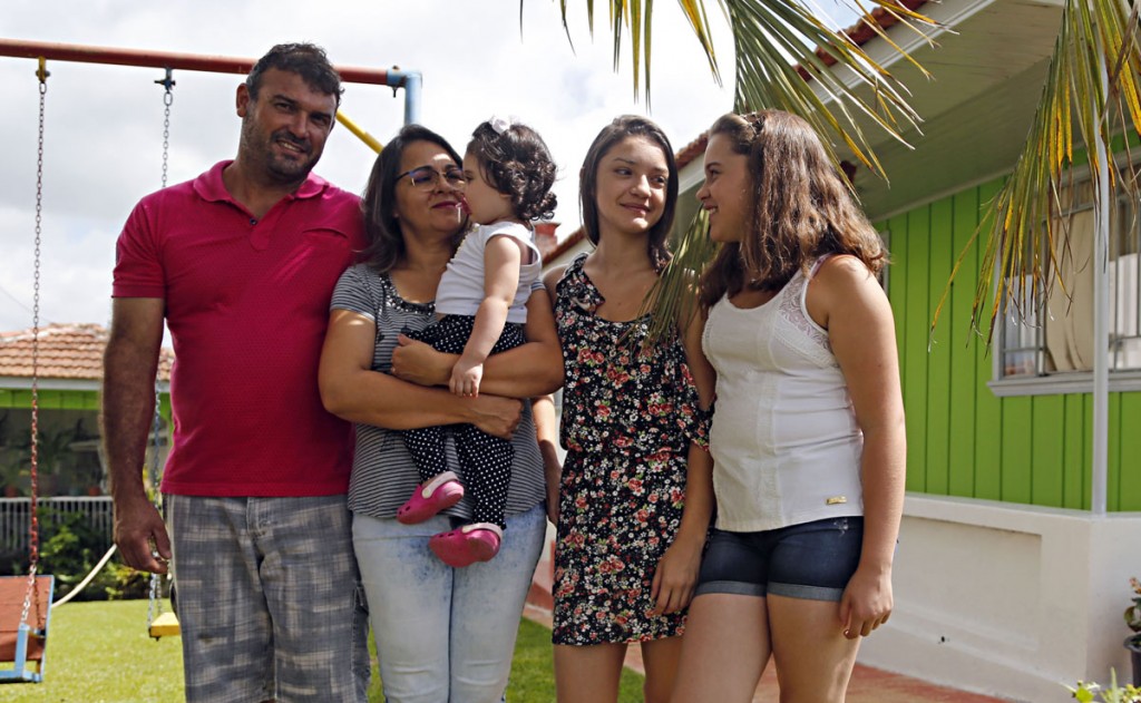 Ângela, com a neta Isis no colo, ao lado do marido e das irmãs de Frankielen: tem sido um desafio. Eles já são um milagre para nós. Foto: Felipe Rosa.