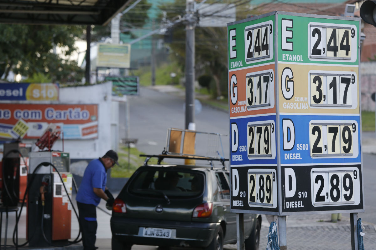 É preciso pesquisar bastante para economizar na hora de abastecer. Foto: Felipe Rosa