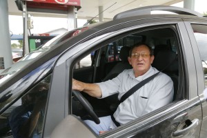 Vereador de Piraquara, José Eugênio abastece sempre em Curitiba. Foto: Felipe Rosa