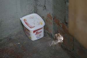 Buraco por onde entram os ratos em uma das celas femininas do 5º DP. Foto: Átila Alberti