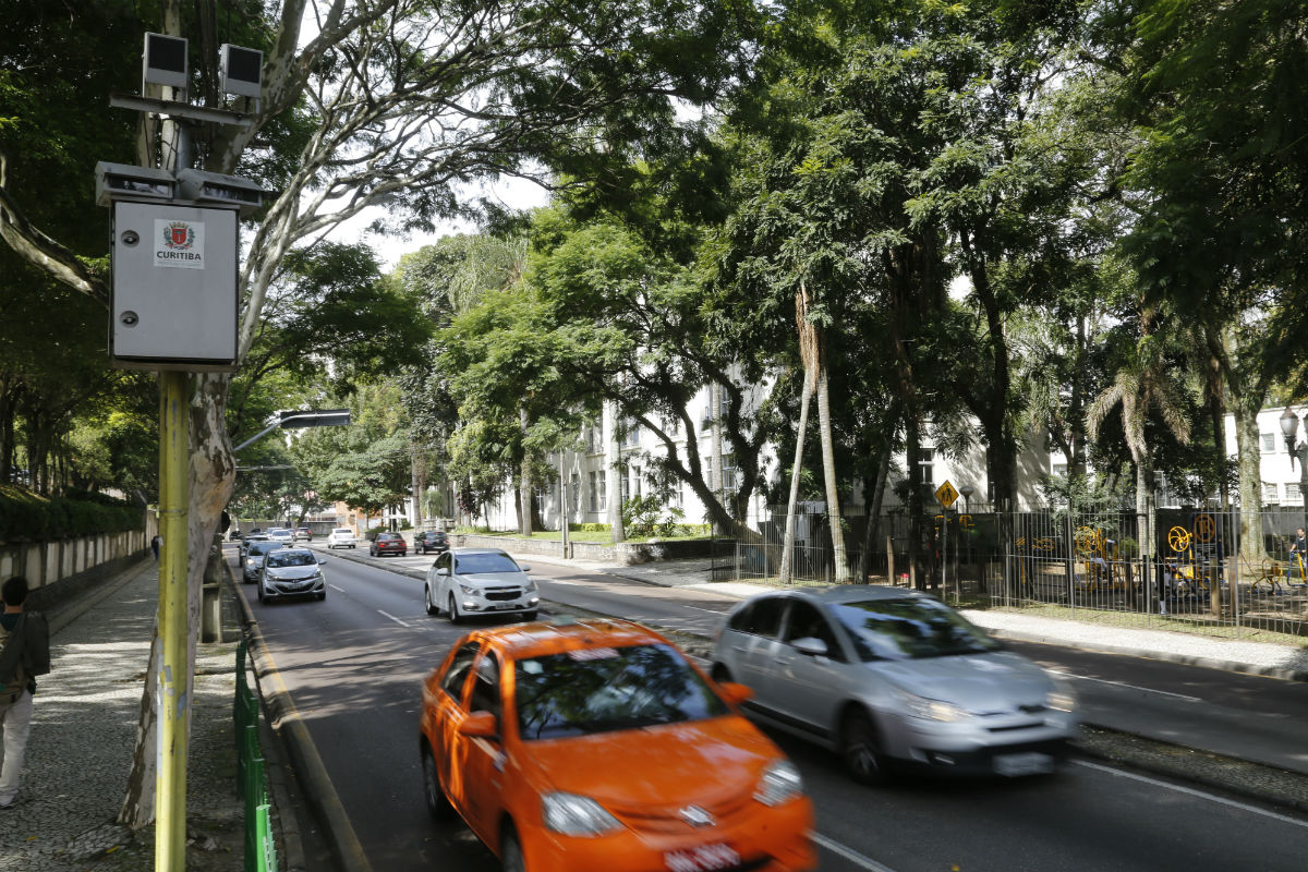Radar no cruzamento da Rua Luiz Leão com a Avenida João Gualberto é o campeão de multas em 2017. Foto: Felipe Rosa