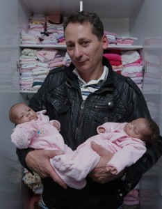 Edson precisa de ajuda para cuidar das gêmeas Yasmin e Milena. Foto: Giuliano Gomes