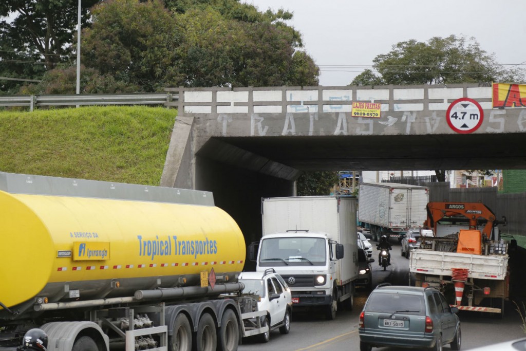Motoristas chegam a levar meia hora para percorrer trecho de 20 metros. Foto: Felipe Rosa
