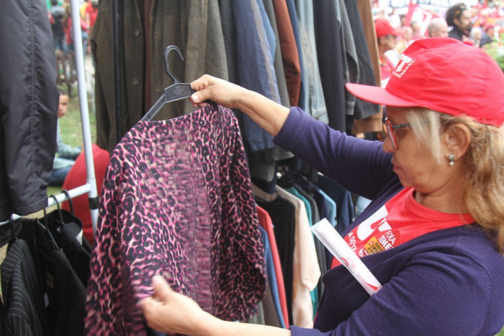 Comerciantes faturaram com manifestantes pró-Lula na Praça Santos Andrade. Foto: Gerson Klaina
