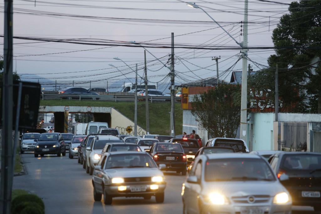 Obra na BR-277 complica trânsito de rua no Jardim das Américas nos horários de pico. Foto: Lineu Filho