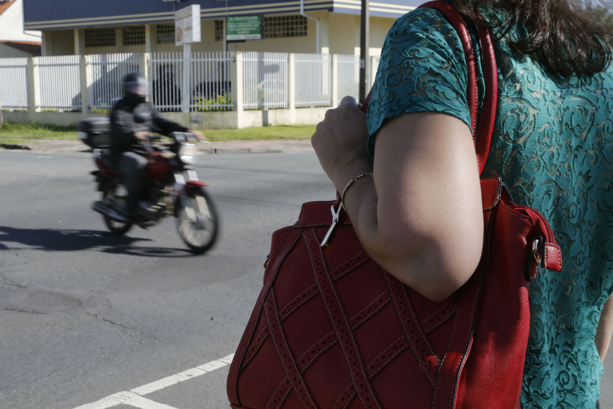 Motociclista ataca mulheres nas ruas e arranca a bolsa. Foto: Felipe Rosa