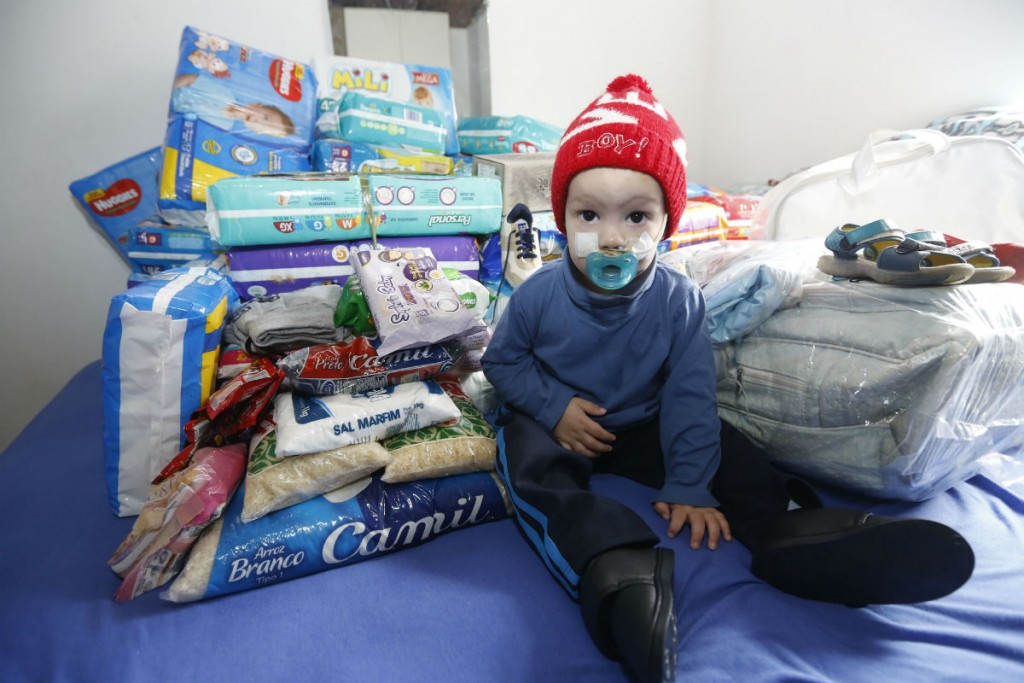 João Lucca ao lado das fraldas doadas pelos leitores da Tribuna. Foto: Felipe Rosa