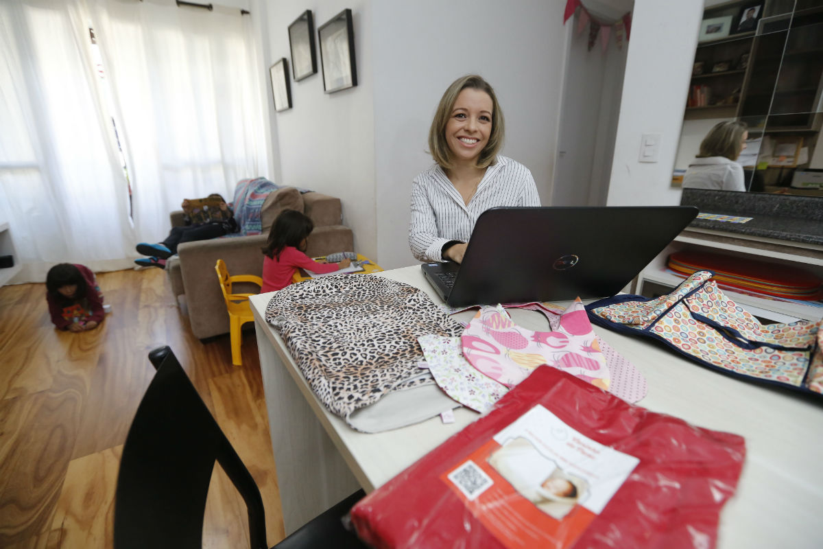 Luciana pediu demissão quando engravidou da segunda filha e hoje administra uma loja virtual. Foto: Felipe Rosa