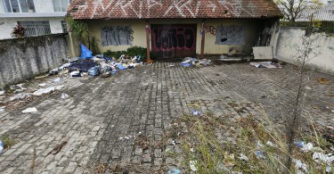Imóveis abandonados viraram mocós no Jardim das Américas. Foto: Lineu Filho