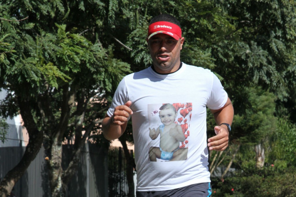 Camisetas usadas pelo vigilante atleta serão doadas para famílias rifarem. Foto: Gerson Klaina