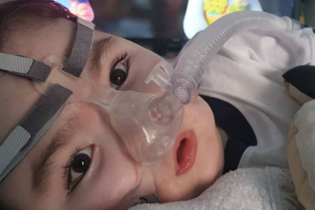 Arthur será internado hoje para iniciar o tratamento na Itália. Foto: Reprodução/Facebook