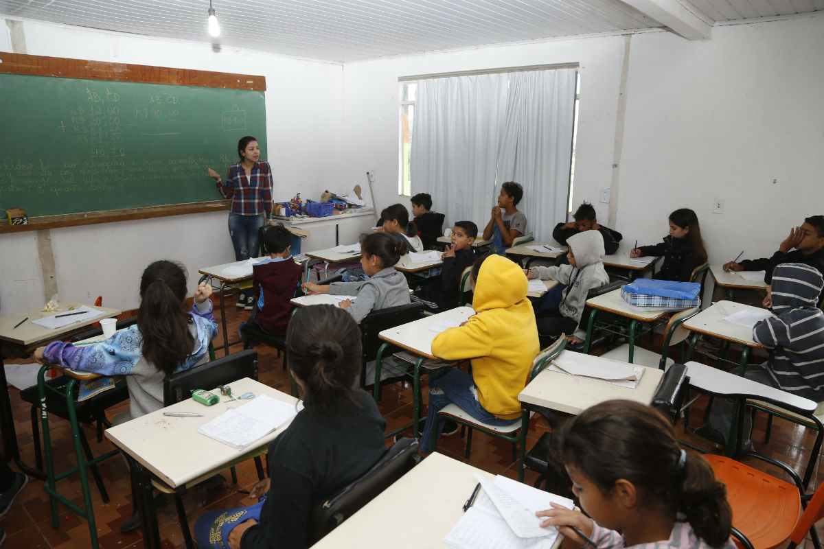ONG oferece aulas de reforço de português, matemática e inglês. Foto: Felipe Rosa