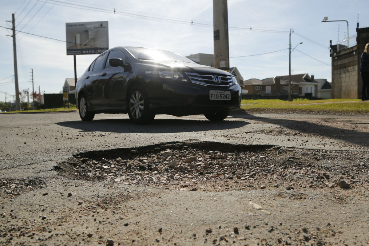 Rua Octacyr Reinaldo Mion, no Xaxim, está bem esburacada. Foto: Felipe Rosa