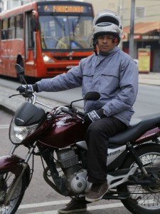 Com a moto, Nadson gasta 40 minutos no trajeto que levava duas horas e meia de busão. Foto: Felipe Rosa