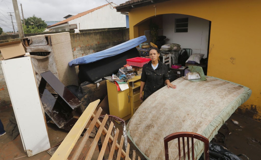 Chuva levou muito dos pertences de Elaine, que lamenta ter perdido o trabalho de uma vida inteira. Foto: Felipe Rosa