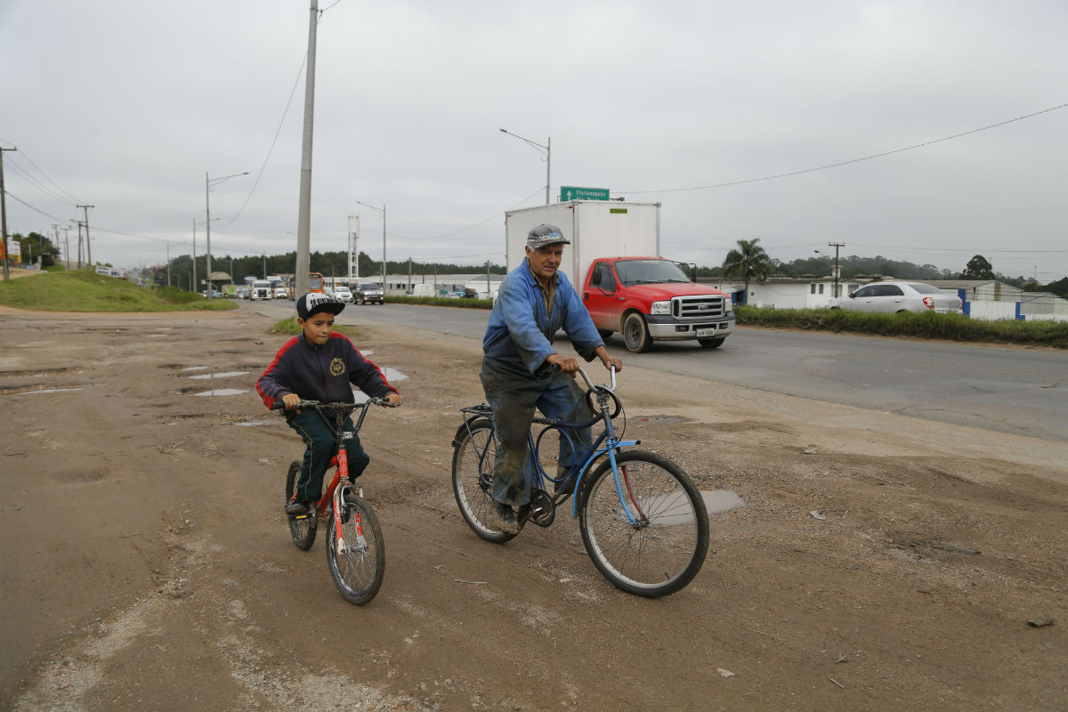 Salvador e o neto: quase toda semana tem acidente com morte no trecho. Foto: Felipe Rosa