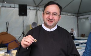 Quem encontrar a medalha da santa no bolo pode conseguir uma graça, como explica o padre Celso. Foto: Gerson Klaina