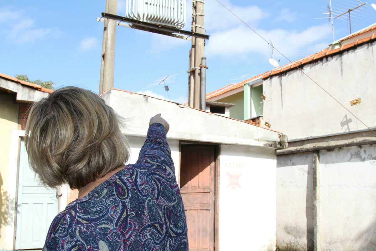 Vizinhos reclamam que marginais têm fácil acesso aos sobrados pelo telhado da área do clube. Foto: Gerson Klaina