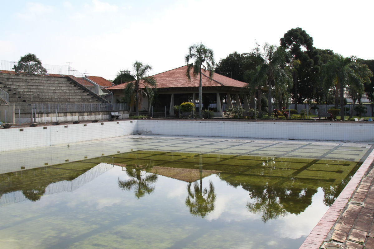 Pisicinas estão com água esverdeada. Foto: Gerson Klaina