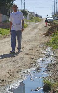 Edson: esgoto volta para dentro de casa. Foto: Felipe Rosa