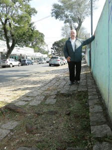 João Claudio já caiu e se apoia no muro para ter mais firmeza. Foto: Giuliano Gomes