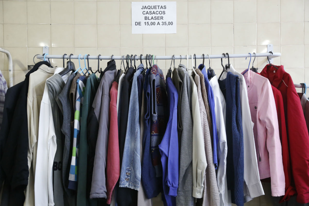 Há uma grande variedade de roupas baratas à venda. Foto: Felipe Rosa