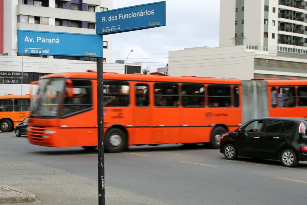 Cruzamento confuso ao lado do terminal do Cabral. Foto: Átila Alberti