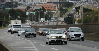 Motoristas ainda têm dúvidas quando é obrigatório ligar o farol nas rodovias de dia. Foto: Átila Alberti
