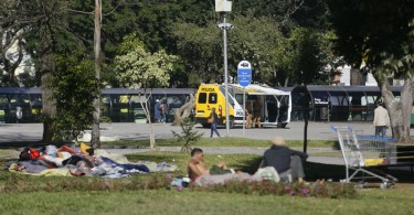 É comum encontrar vários moradores de rua dormindo nos gramados da Praça Rui Barbosa. Foto: Felipe Rosa