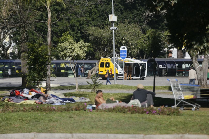 É comum encontrar vários moradores de rua dormindo nos gramados da Praça Rui Barbosa. Foto: Felipe Rosa