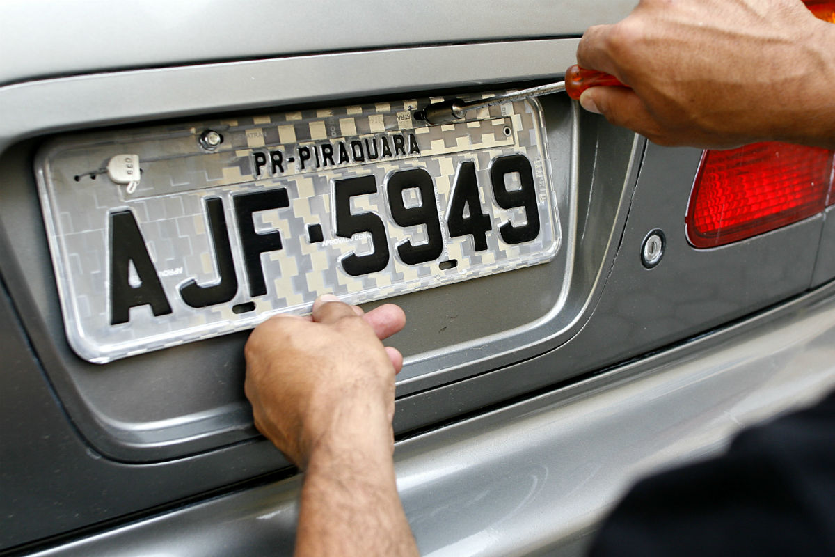 Placa refletiva é obrigatória para os veículos transferidos desde agosto de 2007. Foto: Arquivo