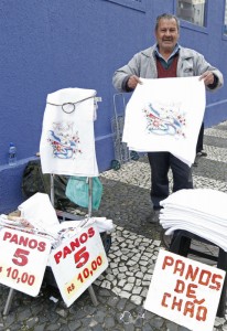 Idelvaldo vende cem panos por dia. Foto: Felipe Rosa