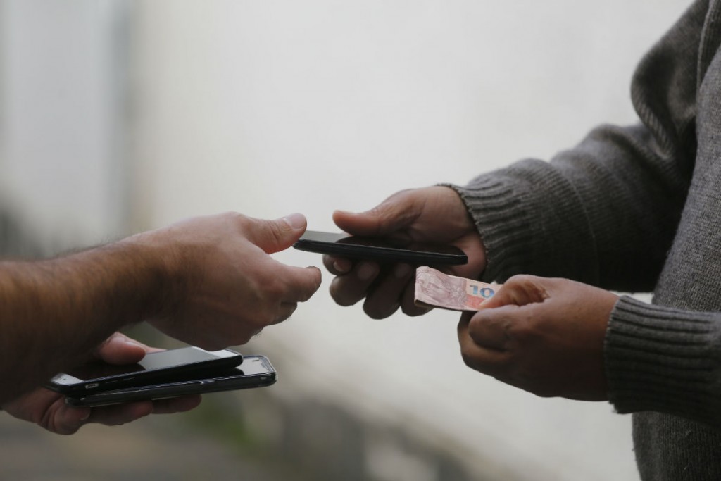 Venda de celulares sem nota fiscal corre solta no Centro de Curitiba.
