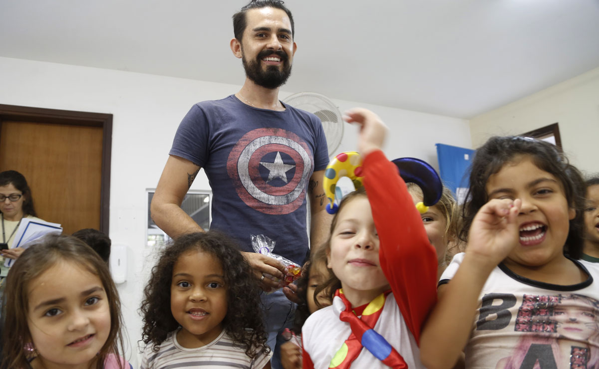 Paulo leciona desde o dia 15 de setembro, mas foi tempo suficiente para que a sinergia entre ele e as crianças tenha ficado grande. Foto: Felipe Rosa.