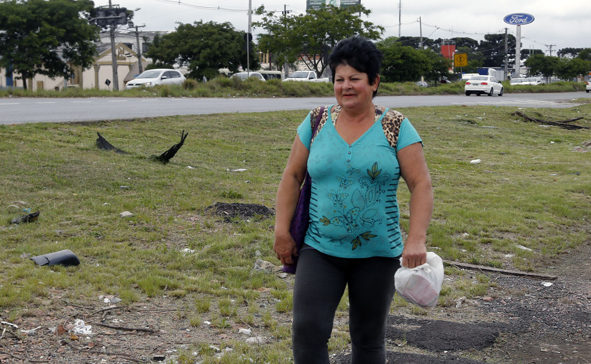 Teresinha tem medo de andar a pé ou de carro por este local onde o asfalto é irregular e todo remendado. Foto: Felipe Rosa.