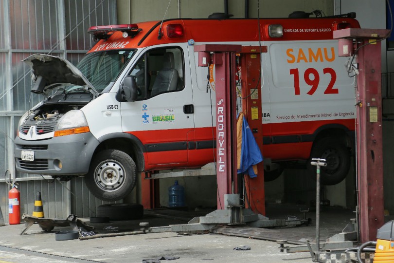 Nesta quinta-feira, havia quatro ambulâncias paradas na oficina. Foto: Giuliano Gomes