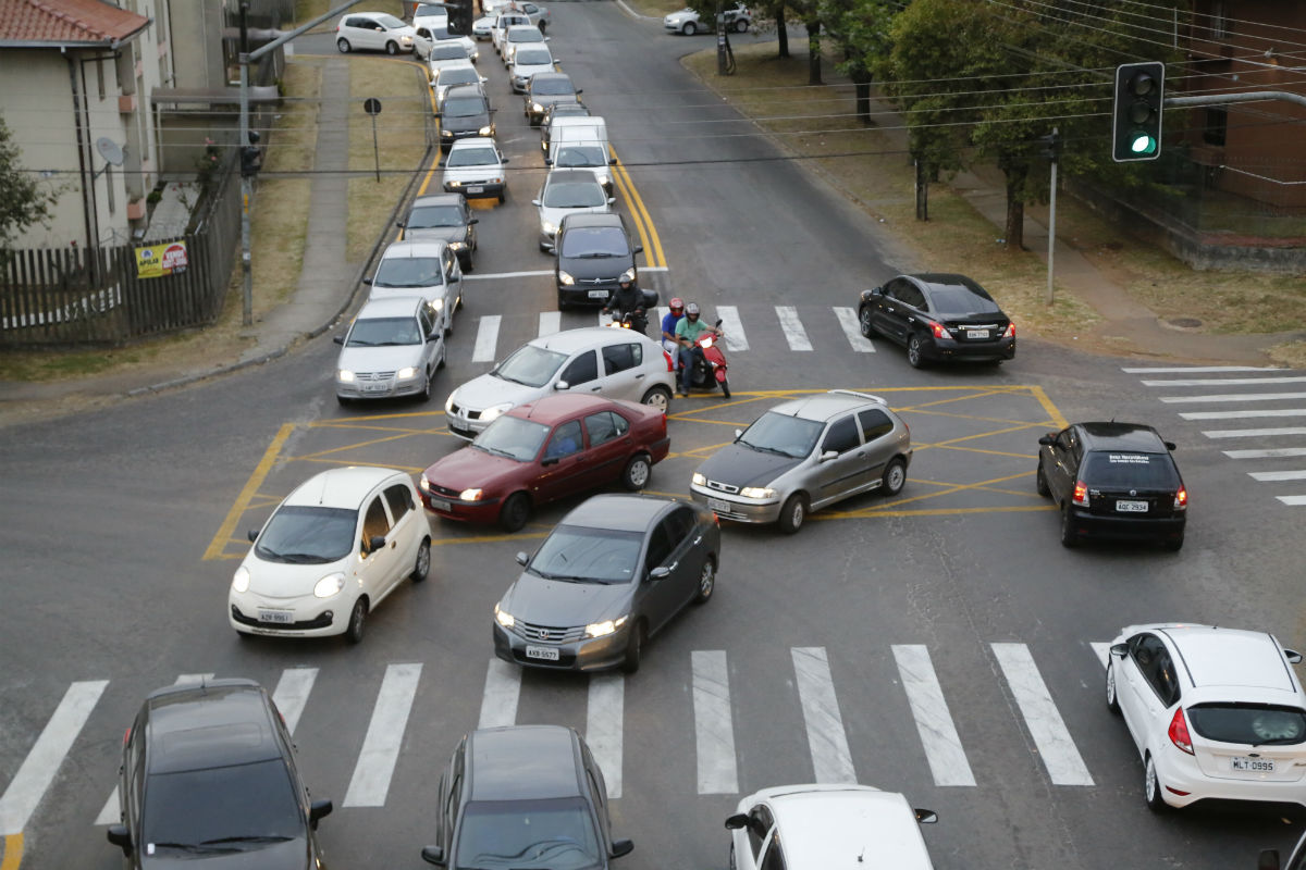 "Muvuca" para passar por baixo do viaduto. Foto: Felipe Rosa