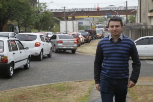 Rodrigo: única entrada e saída da vila. Foto: Felipe Rosa