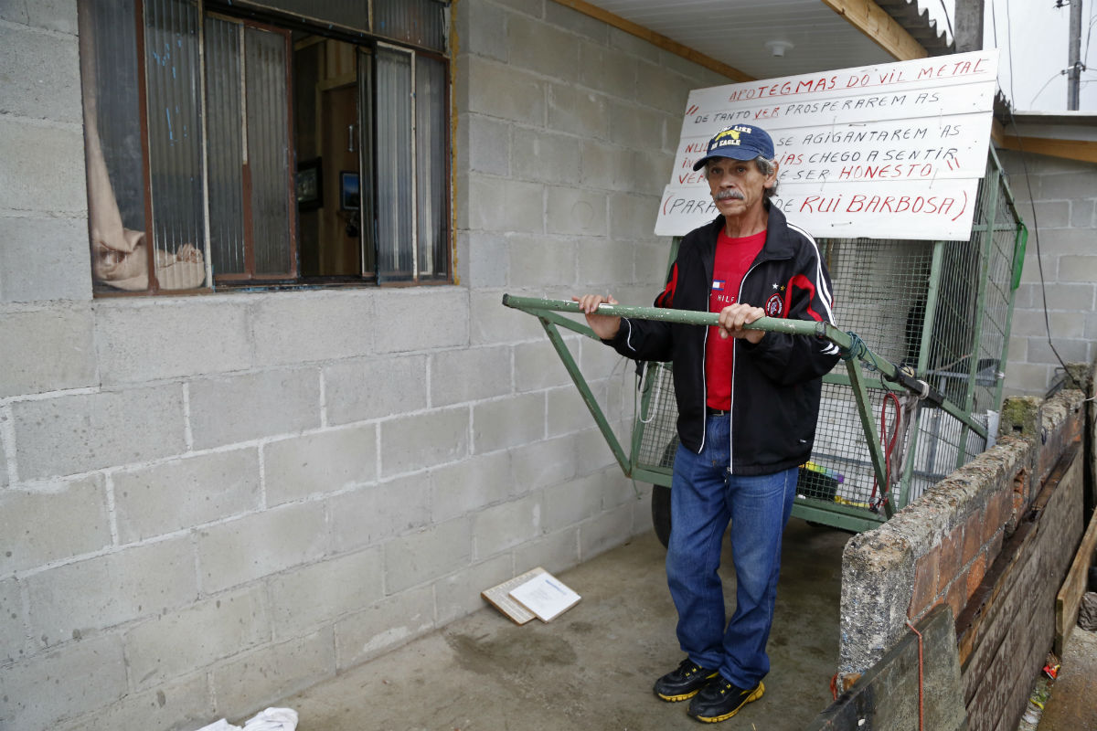 Alceu vive numa casa simples e ainda ajuda a "Mãe da Rua". Foto: Felipe Rosa