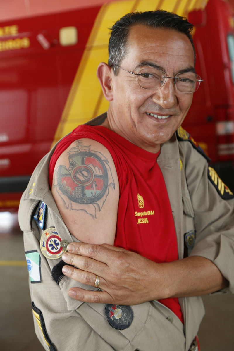 Sargento tem o brasão do Grupo de Busca e Salvamento tatuado no braço. Foto: Átila Alberti