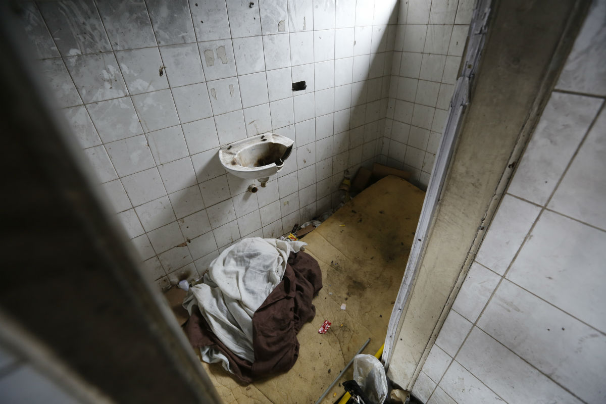 Banheiro do antigo módulo policial está neste estado! Foto: Felipe Rosa