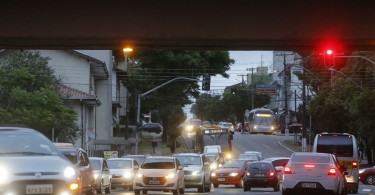 Trânsito complicado no Viaduto do Caiuá. Foto: Felipe Rosa