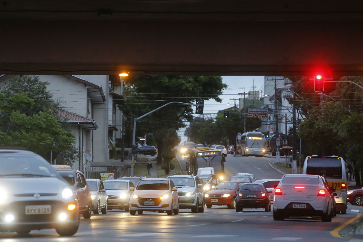 Trânsito complicado no Viaduto do Caiuá. Foto: Felipe Rosa